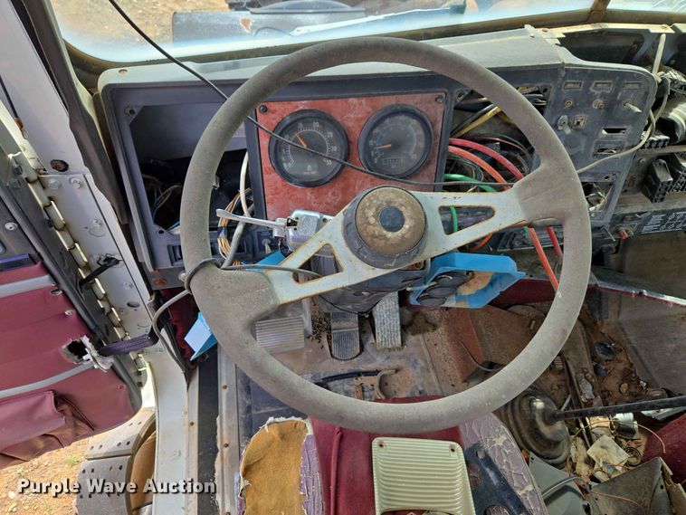 image for item EW8504 1994 International 9400 semi truck