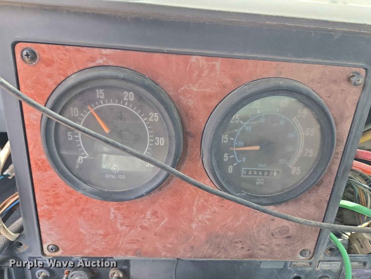 image for item EW8504 1994 International 9400 semi truck