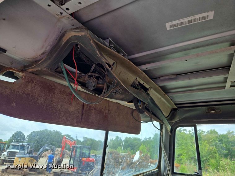 image for item EW8504 1994 International 9400 semi truck
