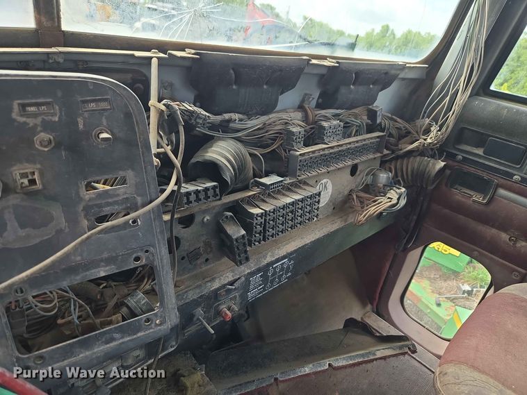 image for item EW8504 1994 International 9400 semi truck