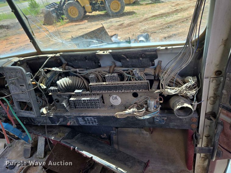 image for item EW8504 1994 International 9400 semi truck