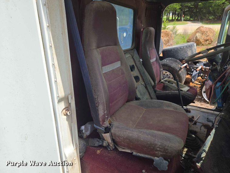 image for item EW8504 1994 International 9400 semi truck