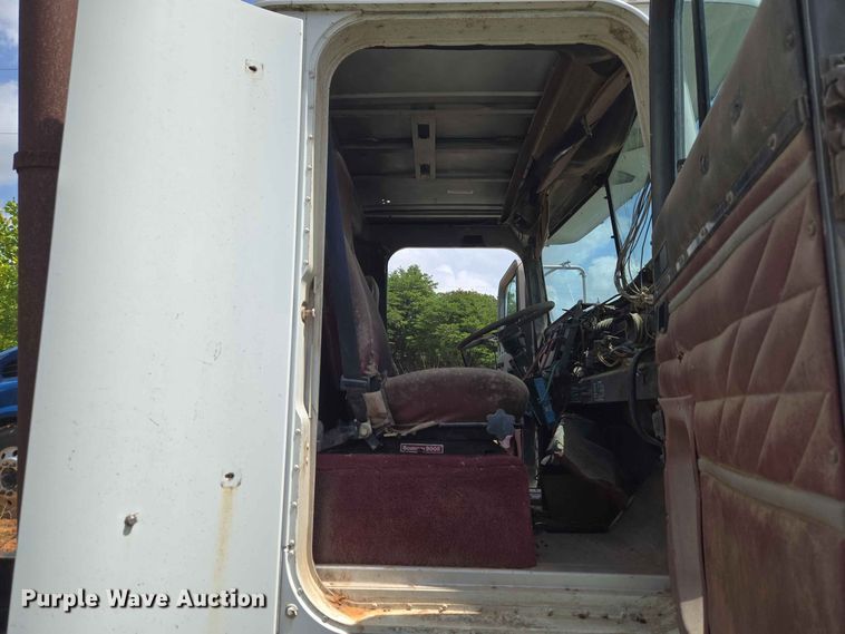 image for item EW8504 1994 International 9400 semi truck