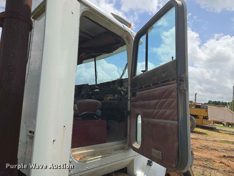 image for item EW8504 1994 International 9400 semi truck