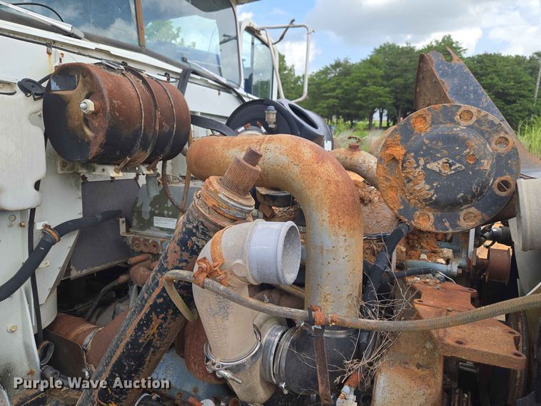 image for item EW8504 1994 International 9400 semi truck