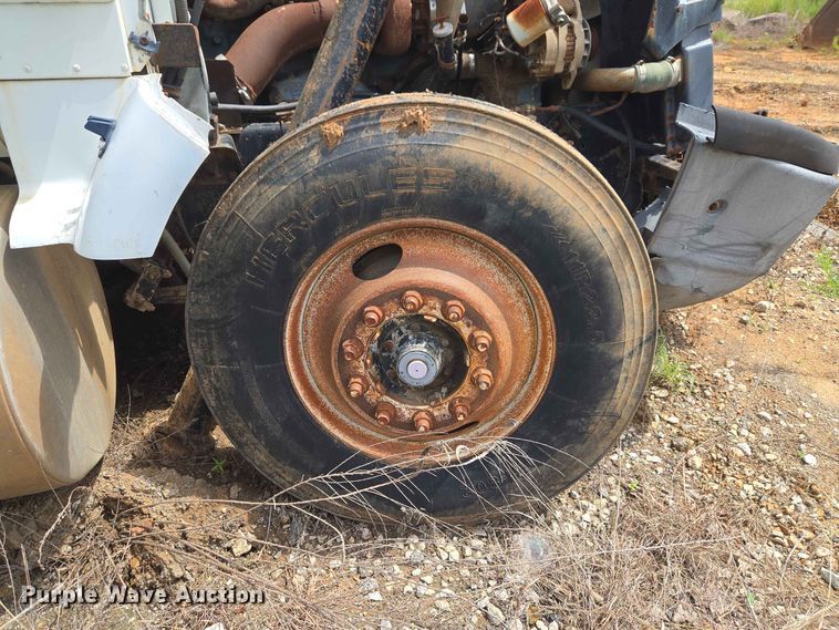 image for item EW8504 1994 International 9400 semi truck