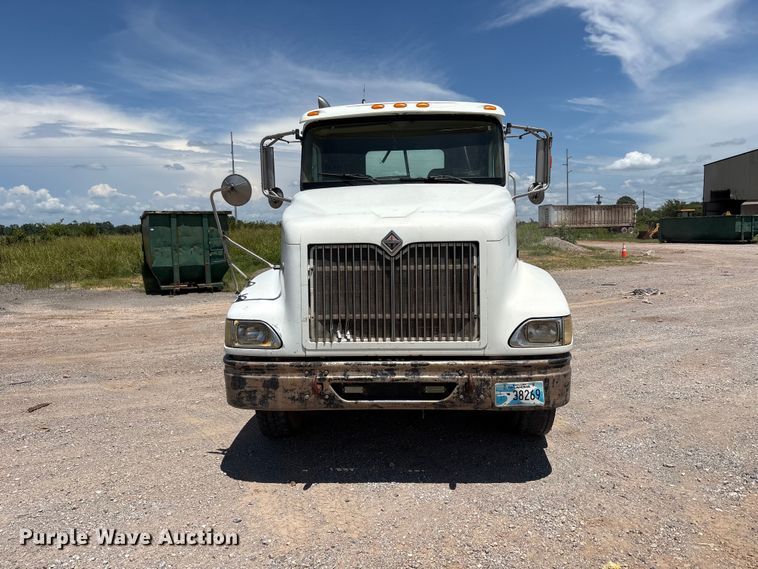 image for item EX0009 2002 International 9400i semi truck