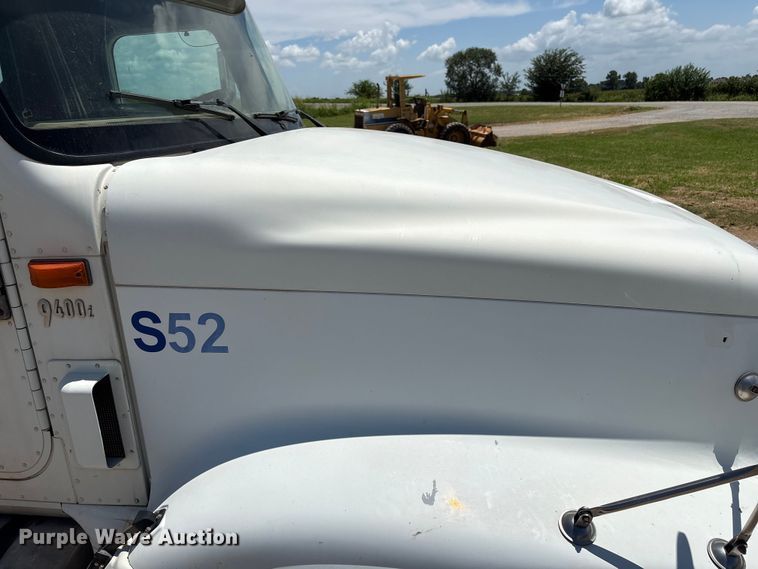 image for item EX0009 2002 International 9400i semi truck