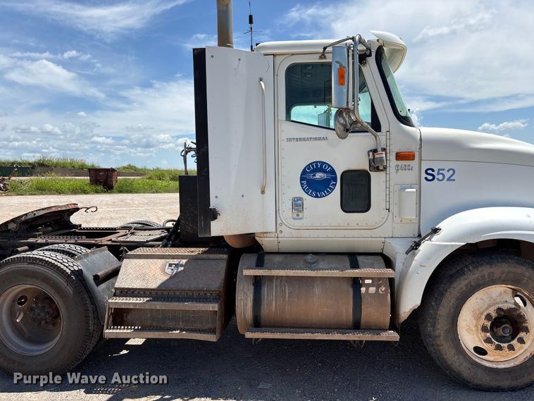image for item EX0009 2002 International 9400i semi truck