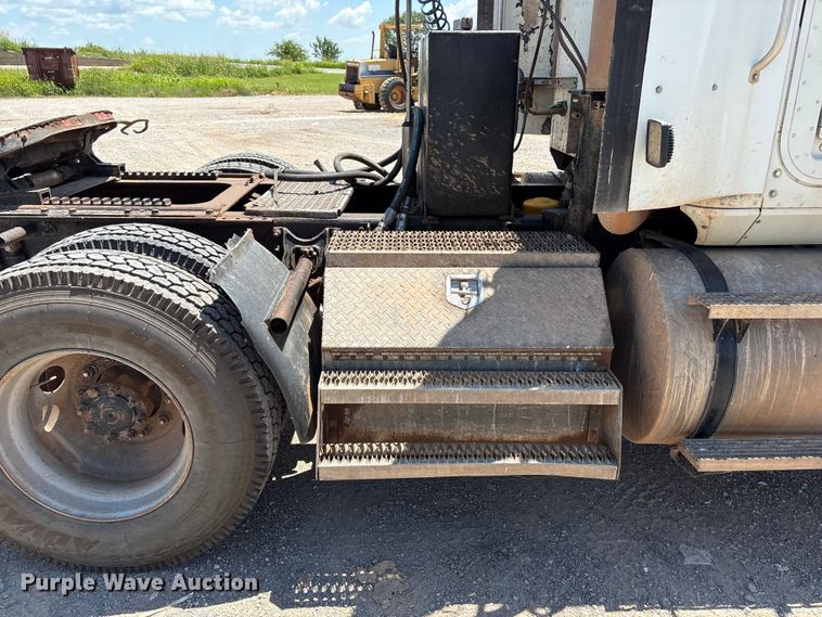 image for item EX0009 2002 International 9400i semi truck