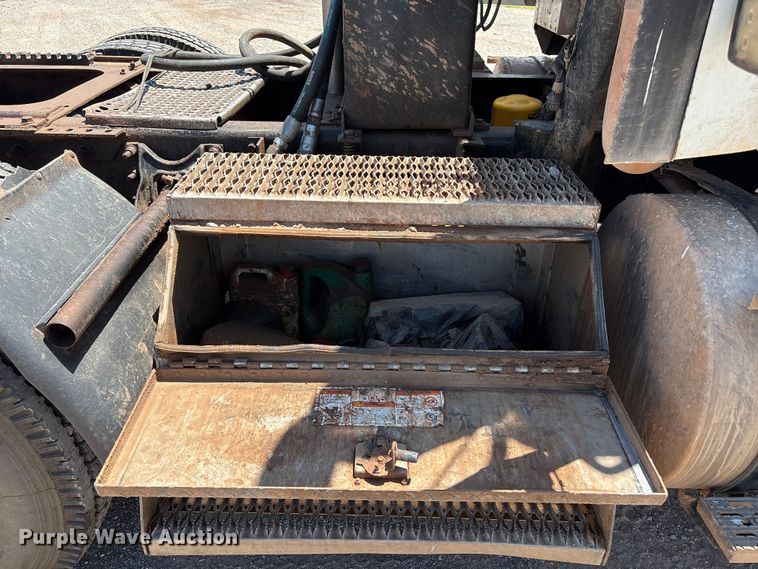image for item EX0009 2002 International 9400i semi truck