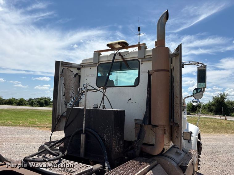 image for item EX0009 2002 International 9400i semi truck