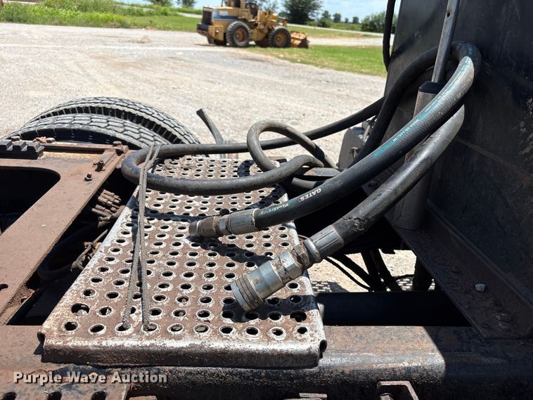 image for item EX0009 2002 International 9400i semi truck