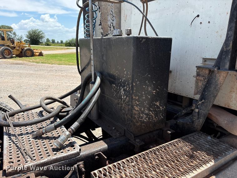 image for item EX0009 2002 International 9400i semi truck