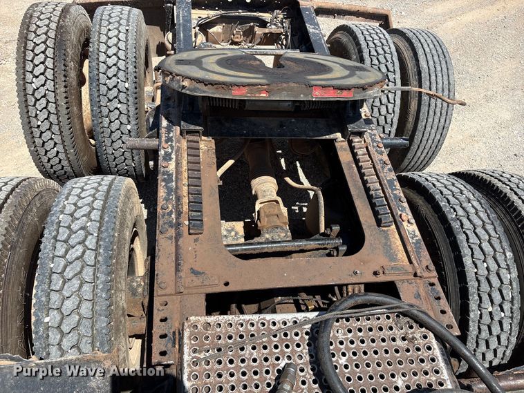 image for item EX0009 2002 International 9400i semi truck