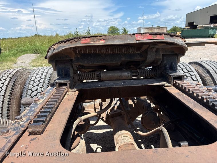 image for item EX0009 2002 International 9400i semi truck