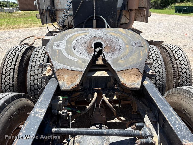 image for item EX0009 2002 International 9400i semi truck