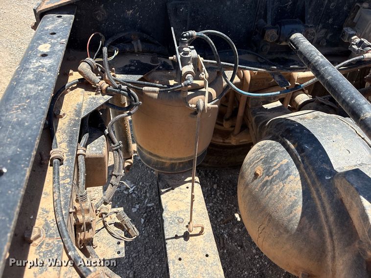 image for item EX0009 2002 International 9400i semi truck