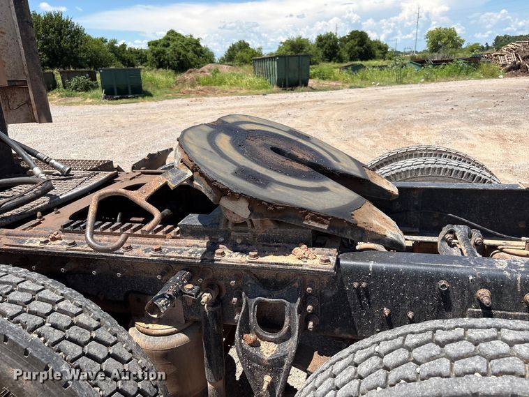 image for item EX0009 2002 International 9400i semi truck