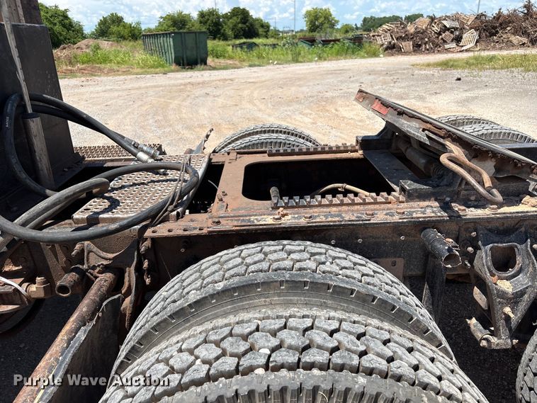 image for item EX0009 2002 International 9400i semi truck