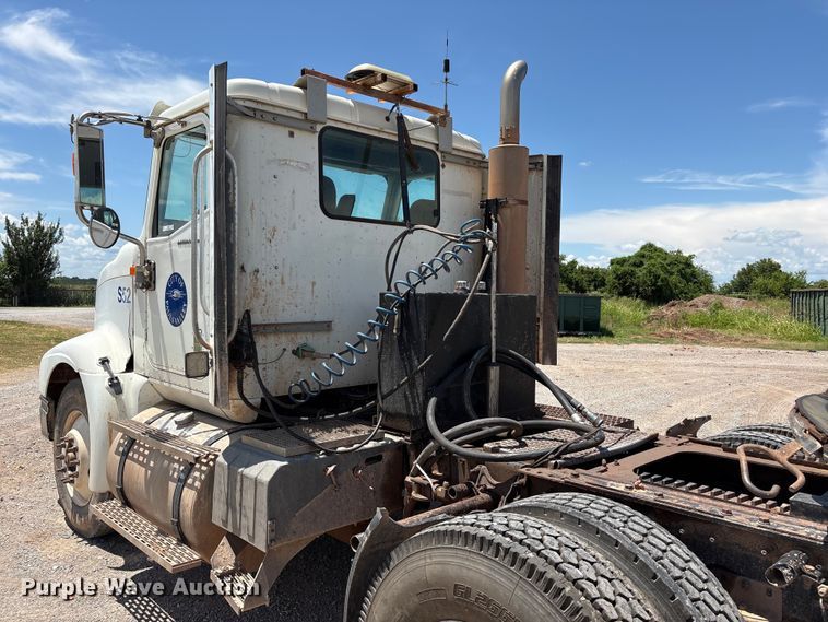 image for item EX0009 2002 International 9400i semi truck