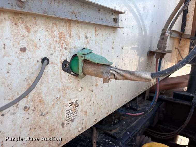 image for item EX0009 2002 International 9400i semi truck