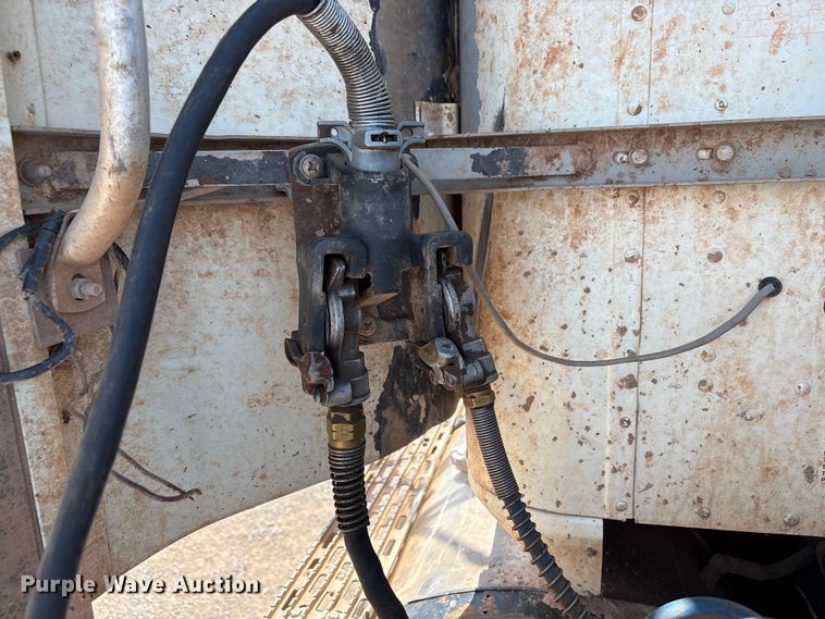 image for item EX0009 2002 International 9400i semi truck