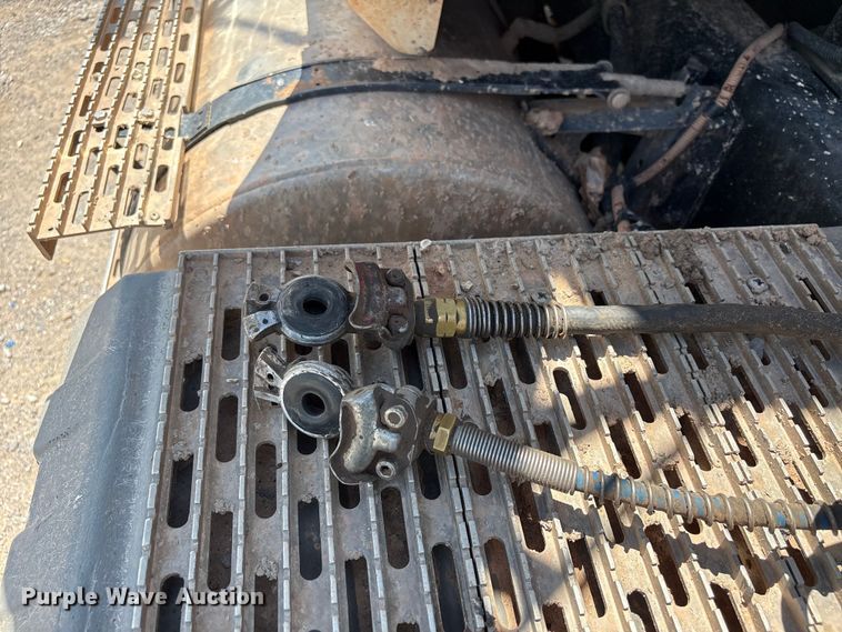 image for item EX0009 2002 International 9400i semi truck