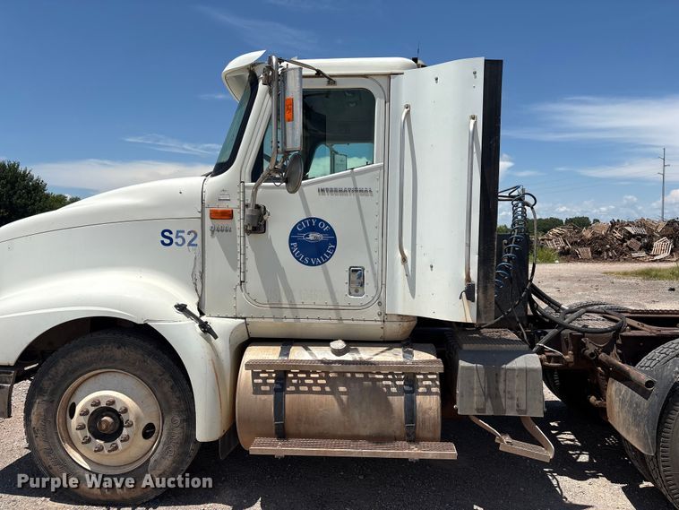 image for item EX0009 2002 International 9400i semi truck