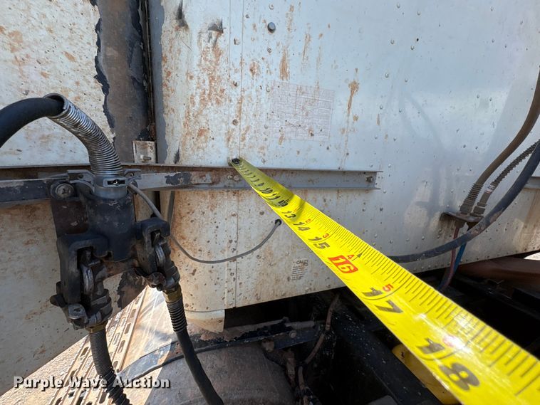 image for item EX0009 2002 International 9400i semi truck