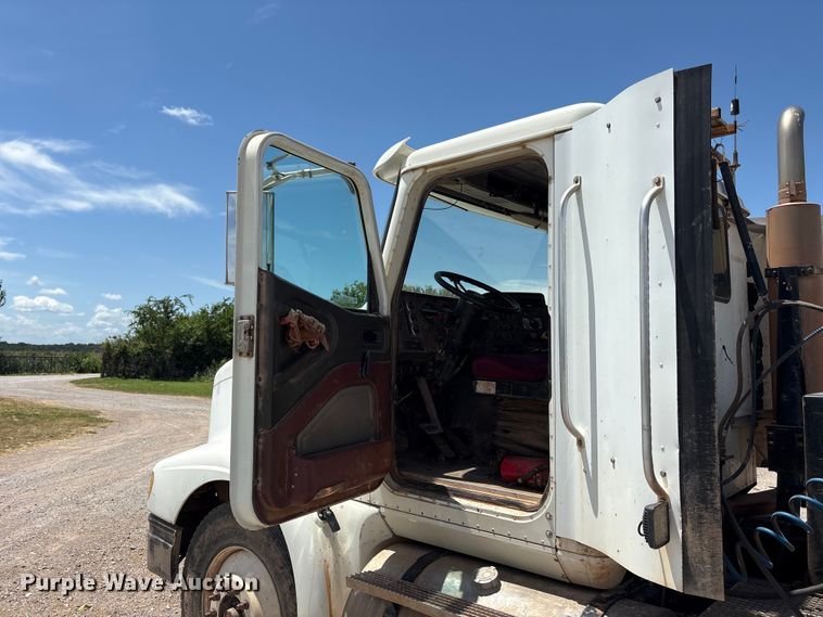 image for item EX0009 2002 International 9400i semi truck