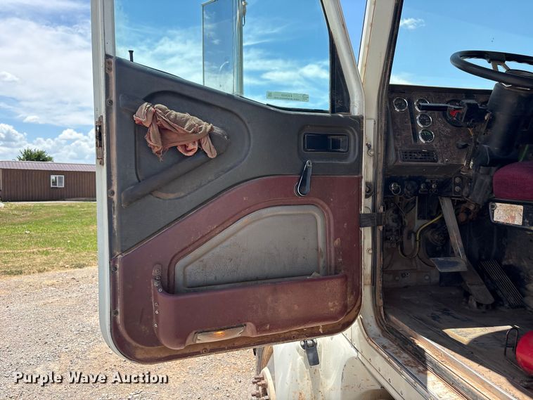 image for item EX0009 2002 International 9400i semi truck