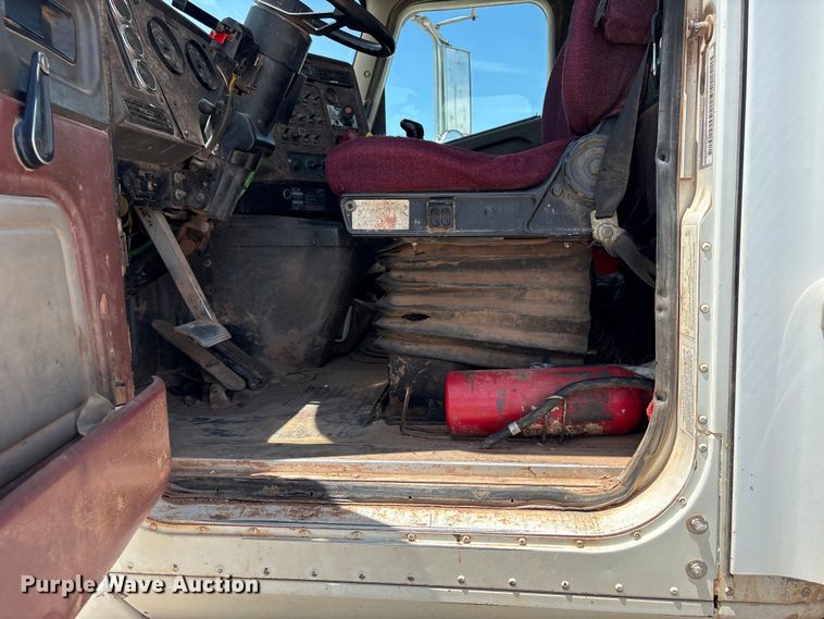 image for item EX0009 2002 International 9400i semi truck