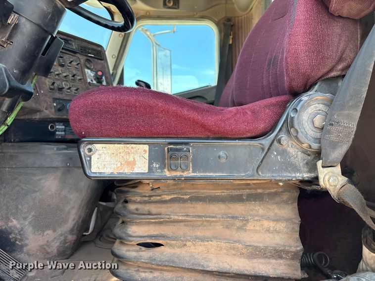 image for item EX0009 2002 International 9400i semi truck