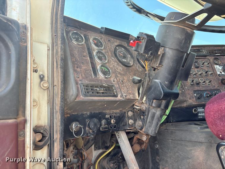 image for item EX0009 2002 International 9400i semi truck