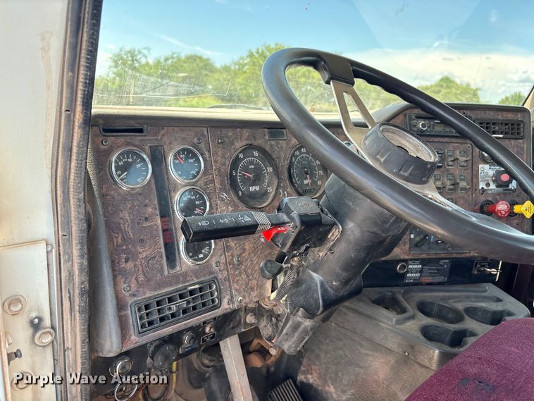 image for item EX0009 2002 International 9400i semi truck