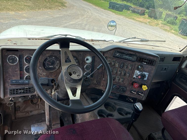 image for item EX0009 2002 International 9400i semi truck