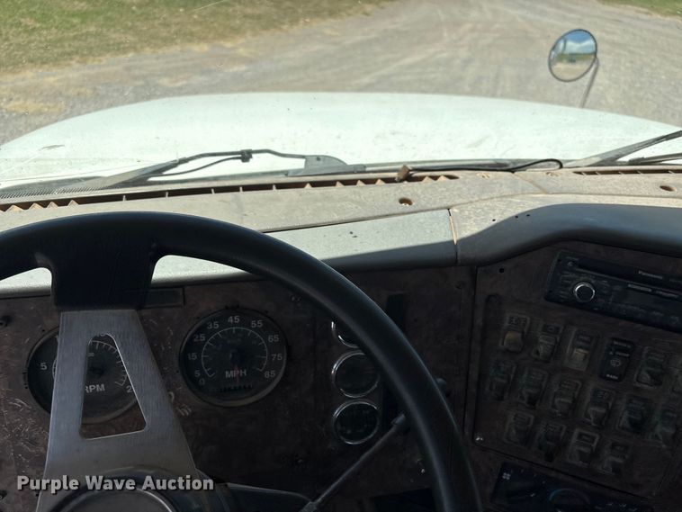 image for item EX0009 2002 International 9400i semi truck