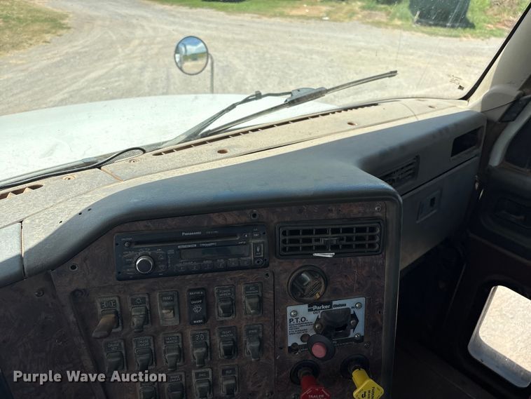 image for item EX0009 2002 International 9400i semi truck