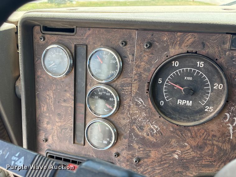image for item EX0009 2002 International 9400i semi truck