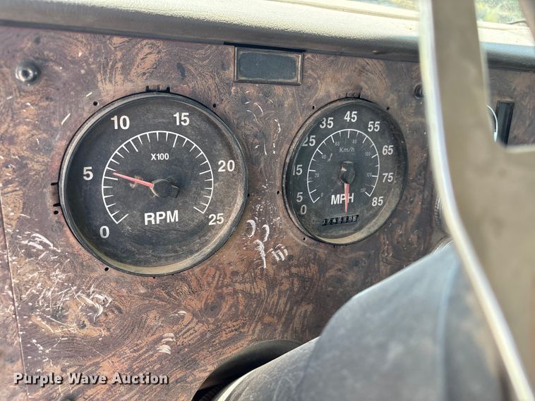 image for item EX0009 2002 International 9400i semi truck