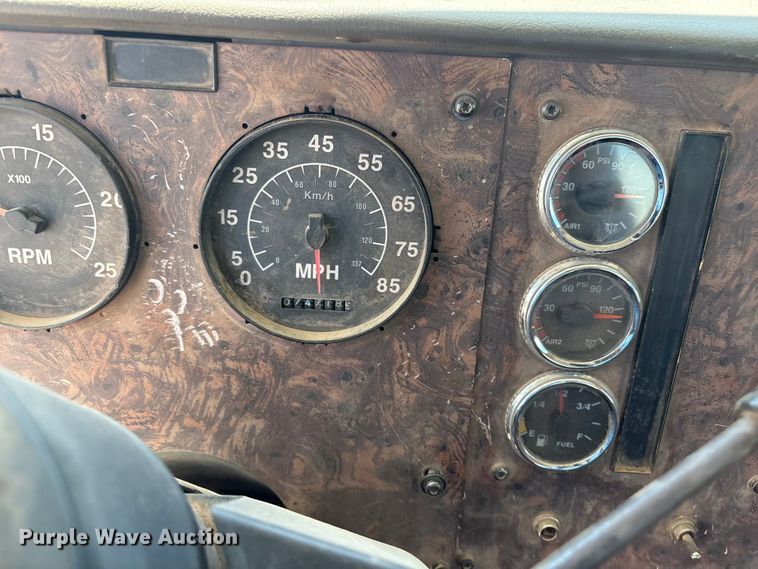 image for item EX0009 2002 International 9400i semi truck