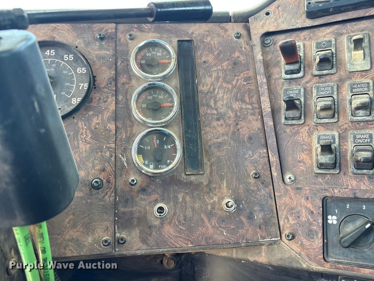 image for item EX0009 2002 International 9400i semi truck