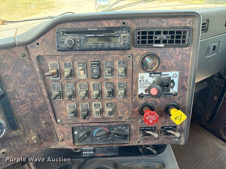 image for item EX0009 2002 International 9400i semi truck