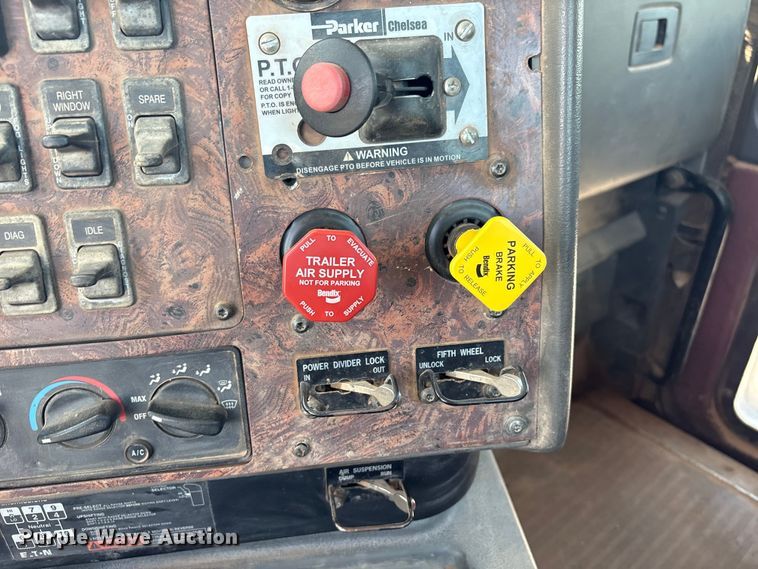 image for item EX0009 2002 International 9400i semi truck