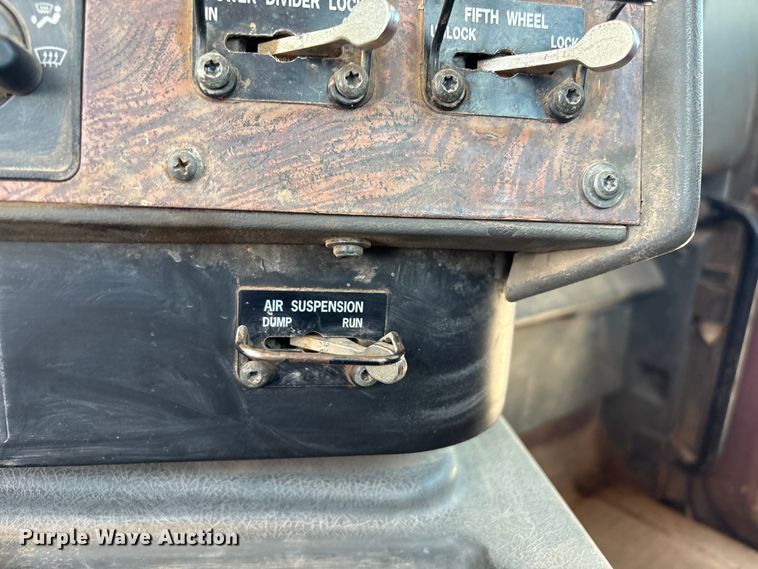 image for item EX0009 2002 International 9400i semi truck