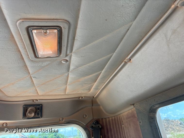 image for item EX0009 2002 International 9400i semi truck