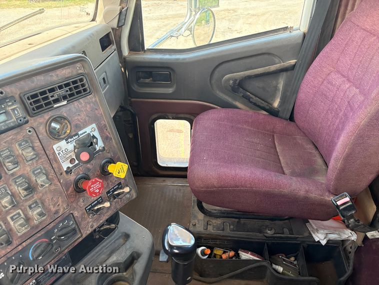 image for item EX0009 2002 International 9400i semi truck