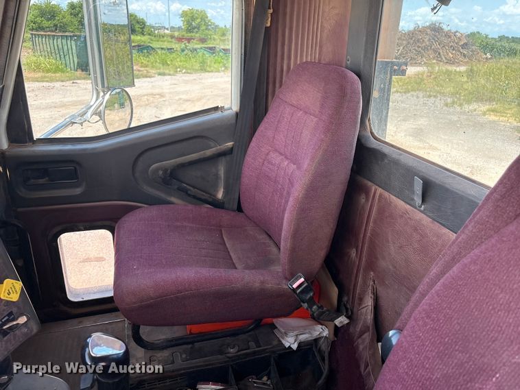 image for item EX0009 2002 International 9400i semi truck