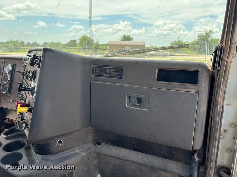 image for item EX0009 2002 International 9400i semi truck